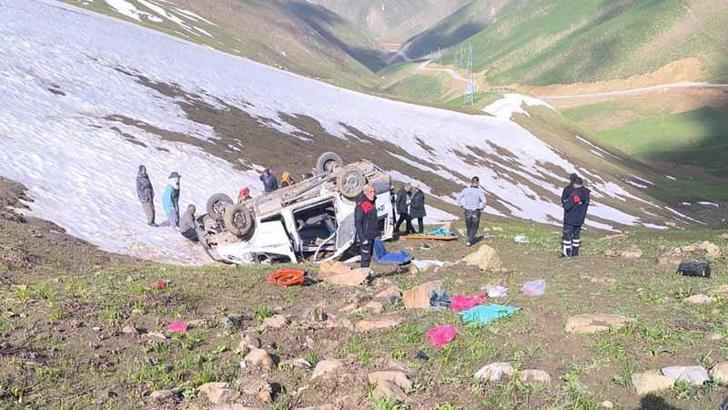 Yüksekova'da işçileri taşıyan minibüs, uçuruma yuvarlandı; 1 ölü, 7 yaralı