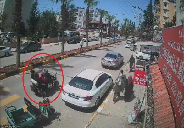 Otomobile çarpan elektrikli motosikletten savrulan kadın ve çocuk, son anda kurtuldu