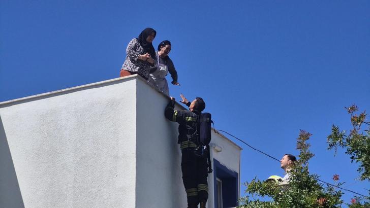 3 katlı binada yangın; çatıda mahsur kalan 2 kadın kurtarıldı