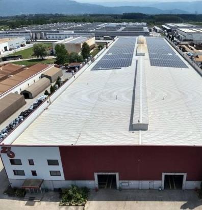Fabrikada duvar ile malzemeler arasına sıkışan işçi öldü