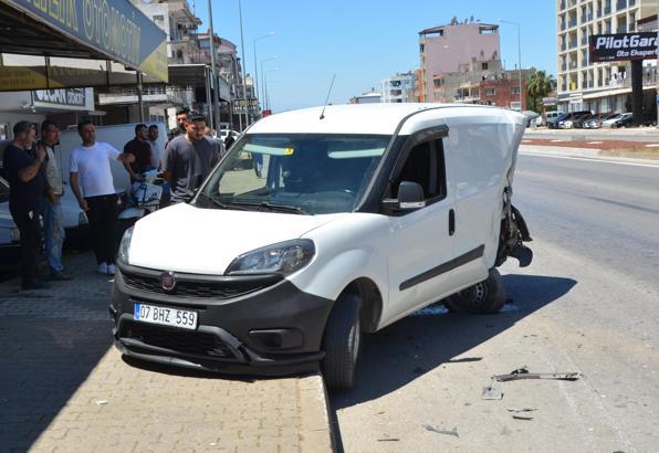 Lastiği patlayan kamyonet park halindeki araca çarptı