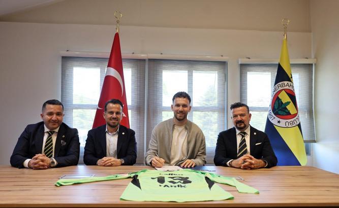 Fenerbahçe, kaleci Tarık Çetin’le 3 yıllık sözleşme imzaladı
