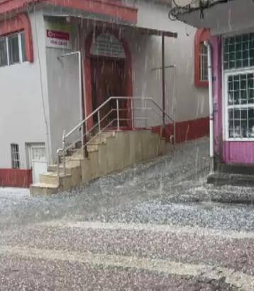 Gercüş’te dolu ve sağanak etkili oldu