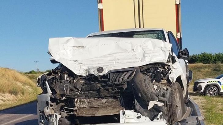 TIR'la çarpışan otomobildeki anne ve kızı öldü, baba ağır yaralı