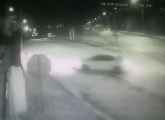 Hatay'da otomobilin bahçe duvarına çarptığı anlar kamerada