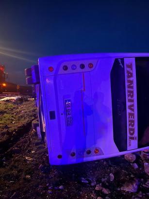 Taraftarları taşıyan yolcu midibüsü devrildi: 25 yaralı