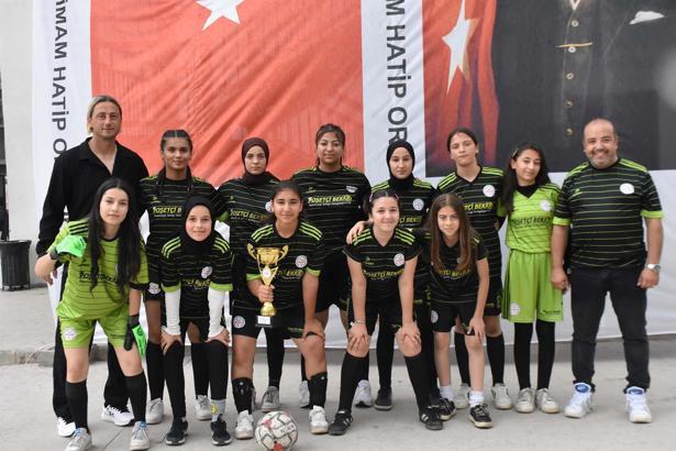 Gaziemir İmam Hatip Ortaokulu'nun kız futbol takımı beton zeminden namağlup şampiyonluğa uzandı