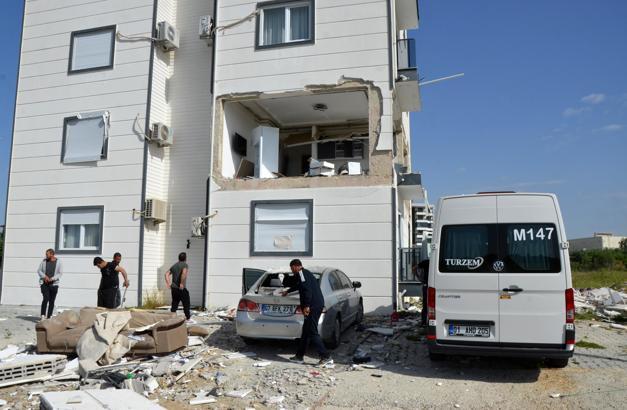 Evde gaz sıkışması nedeniyle patlama: 1 yaralı