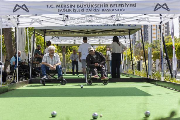 Mersin’de engelleri aşan bocce turnuvası