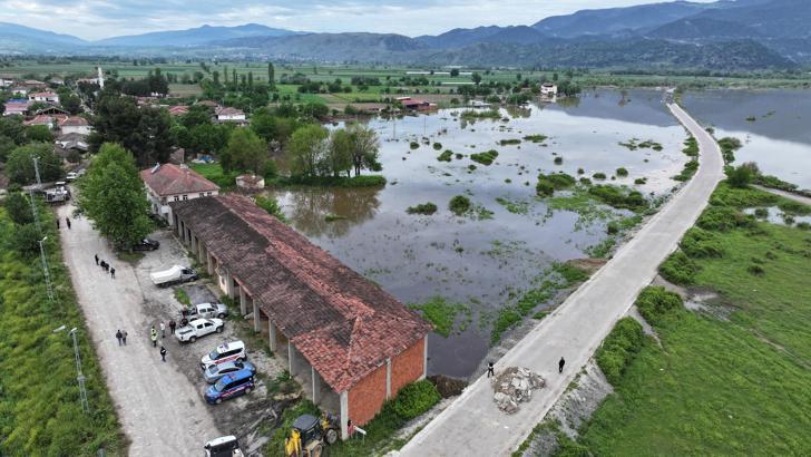 Tokat’ta taşkın nedeniyle tahliye edilen köyde son durum havadan görüntülendi