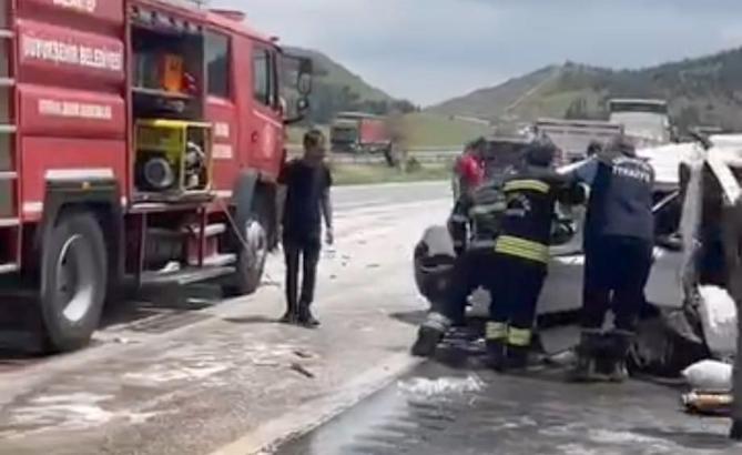 TIR, otomobile çarptı; 2 ölü, 2 yaralı
