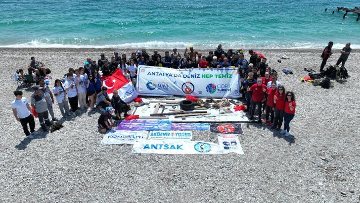 Denizden 20 ton atık çıkartıldı