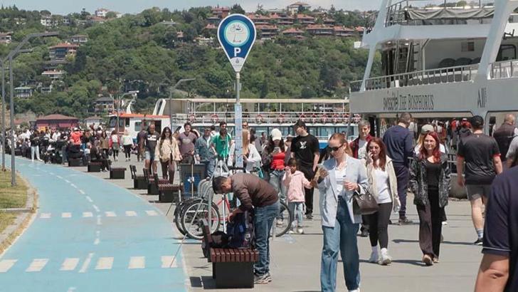 Bebek Sahili’nde piknik yapıp balık tuttular; güneşli havanın keyfini çıkardılar