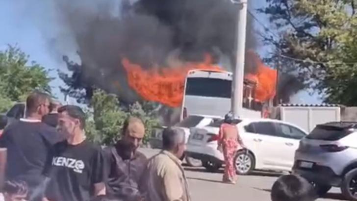 Şanlıurfa’da tur otobüsü alev alev yandı