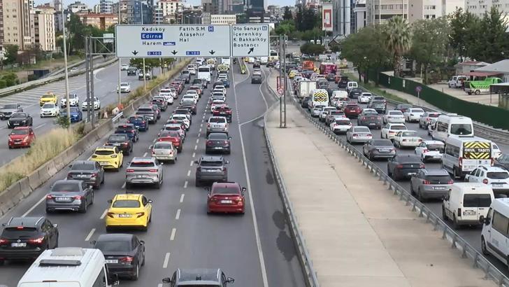 İstanbul'da haftanın ilk iş gününde trafik yoğunluğu yüzde 51 olarak ölçüldü