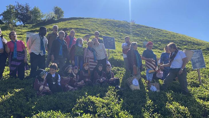 Rize’de çay hasadı şenlikle karşılandı