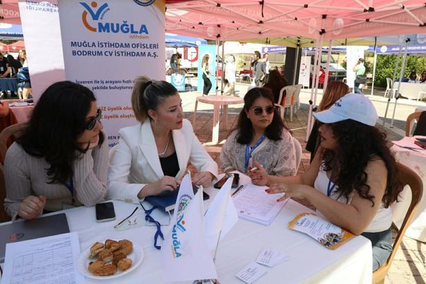 Muğla İstihdam Ofisleri Kariyer Şenliği'nde öğrencilerle buluştu