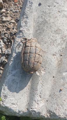 Yıkılan evin molozları arasında bulunan el bombası, imha edildi