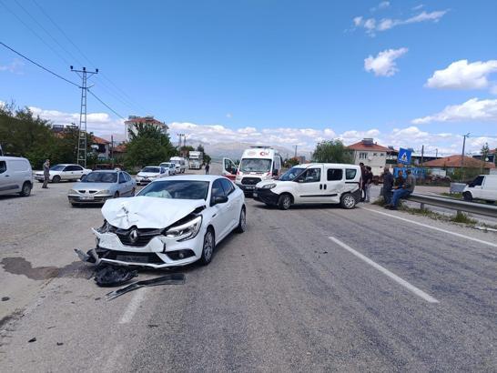 Malatya'da hafif ticari araç ile otomobil çarpıştı;2 yaralı
