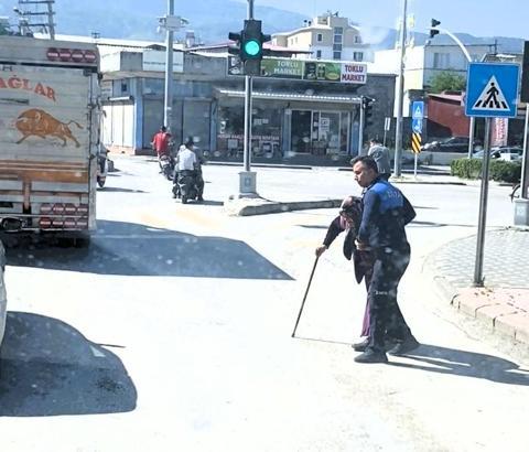 Yolun karşısına geçemeyen yaşlı kadının yardımına zabıta koştu, o anlar kamerada