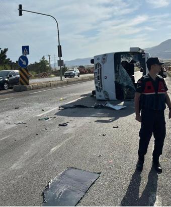 Mersin'de Rus öğrencileri taşıyan servis midibüsü devrildi: 17 yaralı