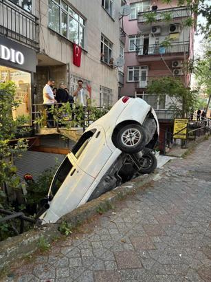 Beyoğlu'nda alkollü sürücünün kullandığı otomobil binanın merdiven boşluğuna düştü