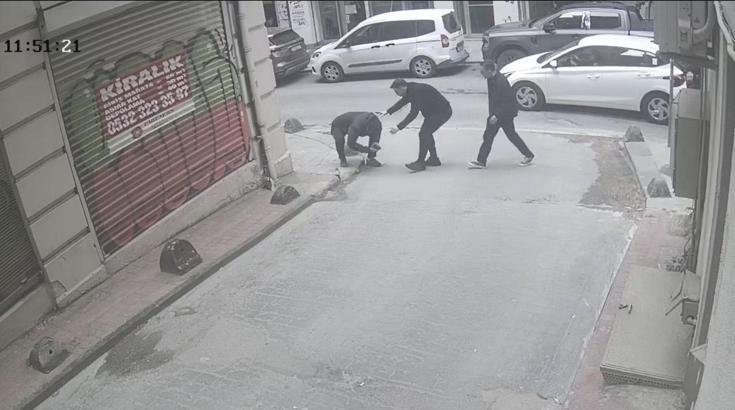 Beyoğlu’nda kaldırımda yürürken başına cam düştü; 7 dikiş atıldı