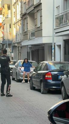 Kılıçla kendisine ve ailesine zarar veren kadın, biber gazıyla etkisiz hale getirildi