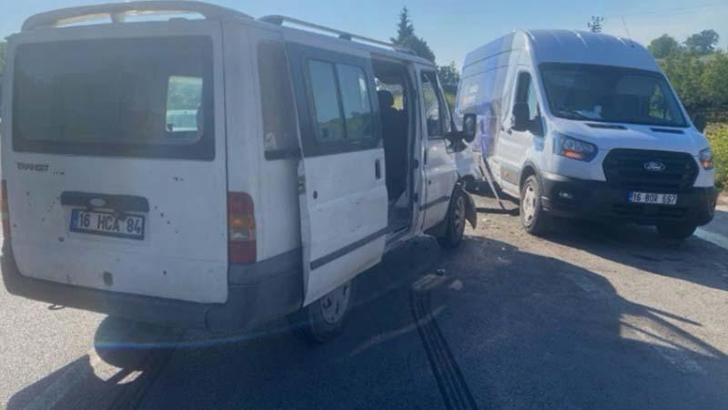 Minibüsler çarpıştı: 4 yaralı