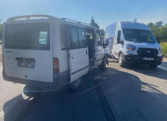 Minibüsler çarpıştı: 4 yaralalı