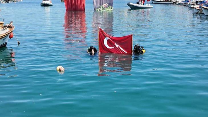 Foça'da 19 Mayıs coşkusu; komandolar su altından Türk bayrağı getirdi