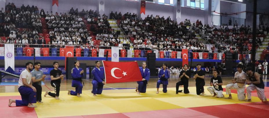 Burdur'da coşkulu bayram kutlaması