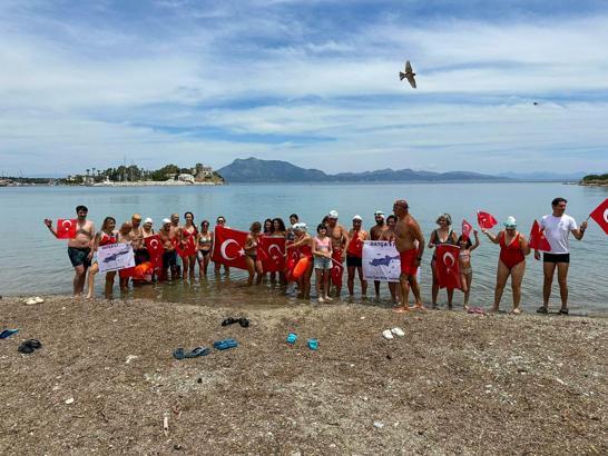 Yüzme sporcuları 'Bir Çift Mavi Gözün Işığında' sloganıyla kulaç attı