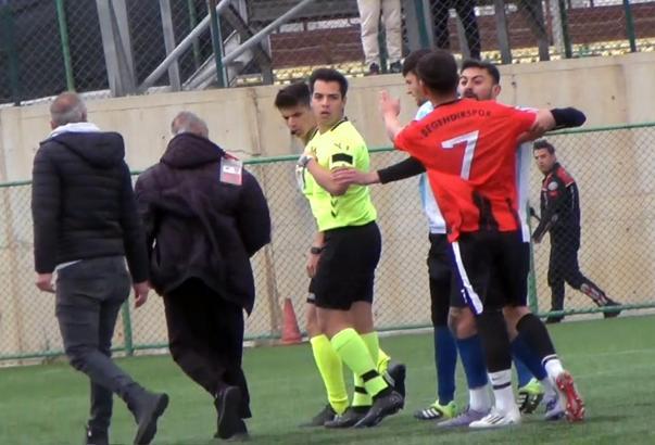 Hakeme yumruk atan futbolcunun takımı, hükmen mağlup sayıldı