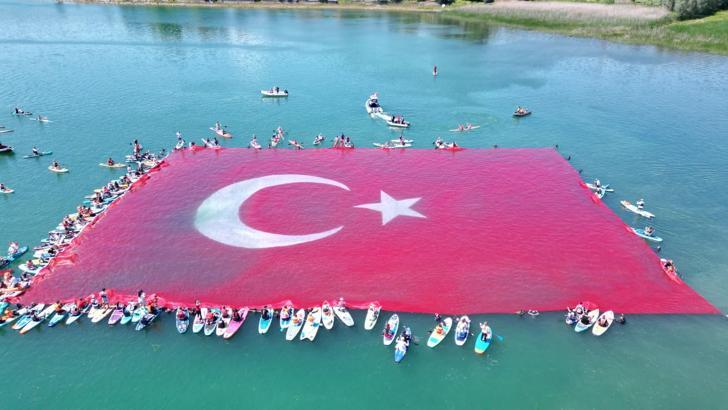 Sapanca Gölü'nde 19 Mayıs'ta, 1923 metrekarelik Türk bayrağı açıldı