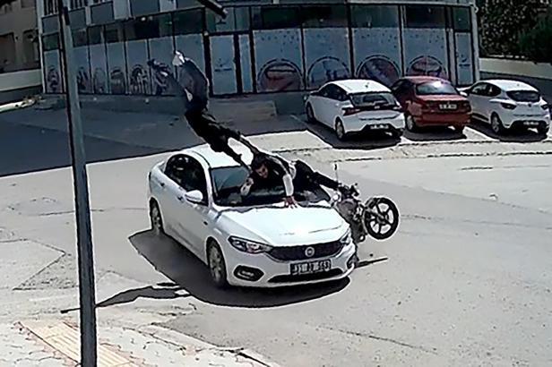 Kavşakta otomobile çarpan motosiklettekiler takla atıp, asfalt zemine düştü