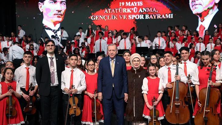 Cumhurbaşkanı Erdoğan ve eşi Emine Erdoğan, Cumhurbaşkanlığı Çocuk Orkestrası ve Korosu konserine katıldı