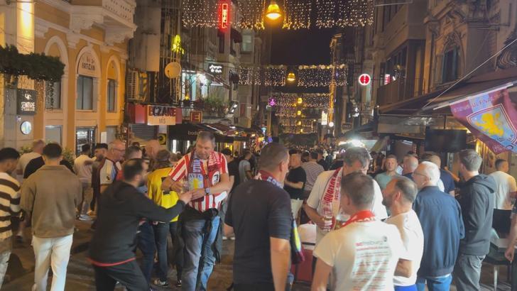 Avrupa Ligi Finali öncesi İstanbul'a gelen İngiliz taraftarlar Taksim'de toplandı