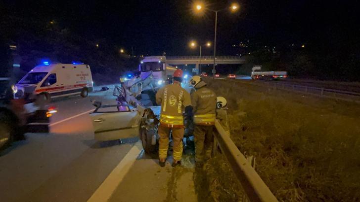 Otomobil, TIR'a çarptı: 1 ölü, 1 yaralı