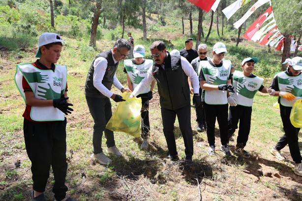 Hatay Valisi Masatlı, gençlerle birlikte ormanda çevre temizliği yaptı