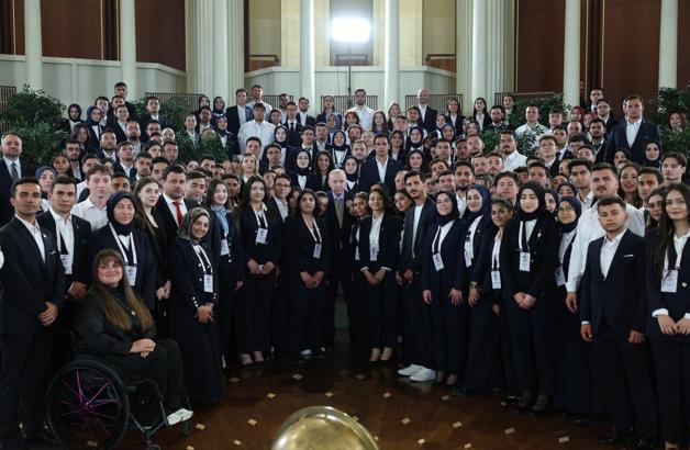 Cumhurbaşkanı Erdoğan: Gençlerimizle kol kola, omuz omuza yürümeyi sürdüreceğiz// Ek fotoğraflar