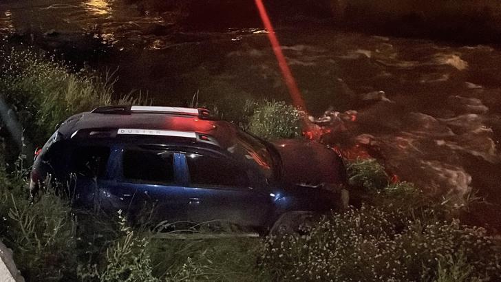Bursa'da otomobil dereye savruldu, sürücü aracı bırakıp gitti