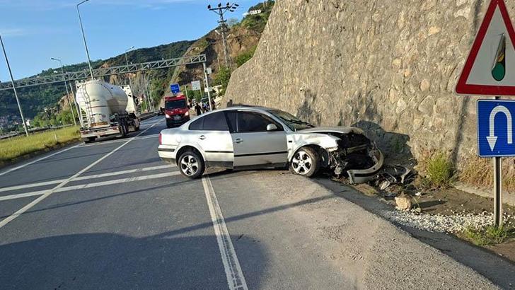 Alkollü otomobil sürücüsü duran otomobile çarptı: 5 yaralı