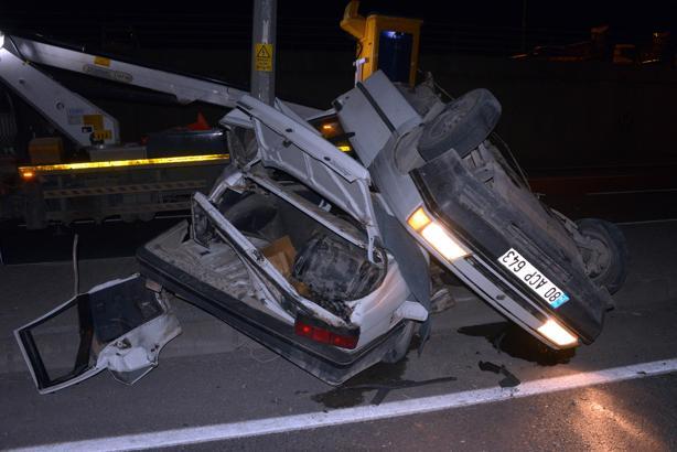 İkiye katlanan otomobilden yaralı çıktılar