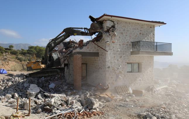 Kaş'ta kaçak yapıların 10'uncu yıkım ihalesine de teklif veren olmadı