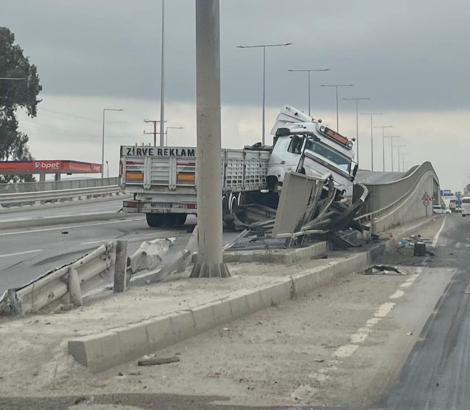 Korkuluklara çarpan TIR'ın şoförü yaralandı