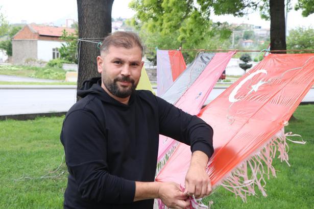 Kayınpederinin vasiyetini yerine getiren damat, yaptığı uçurtmalarla çocukları sevindiriyor