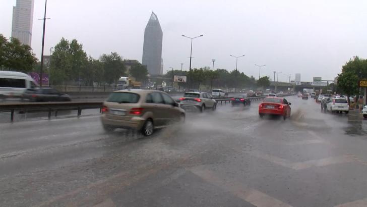 Kadıköy’de yağmur etkili oluyor; yollar göle döndü