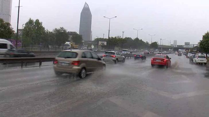 Kadıköy’de yağmur etkili oluyor; yollar göle döndü