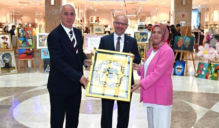 Gençlerin eserleri sergilendi